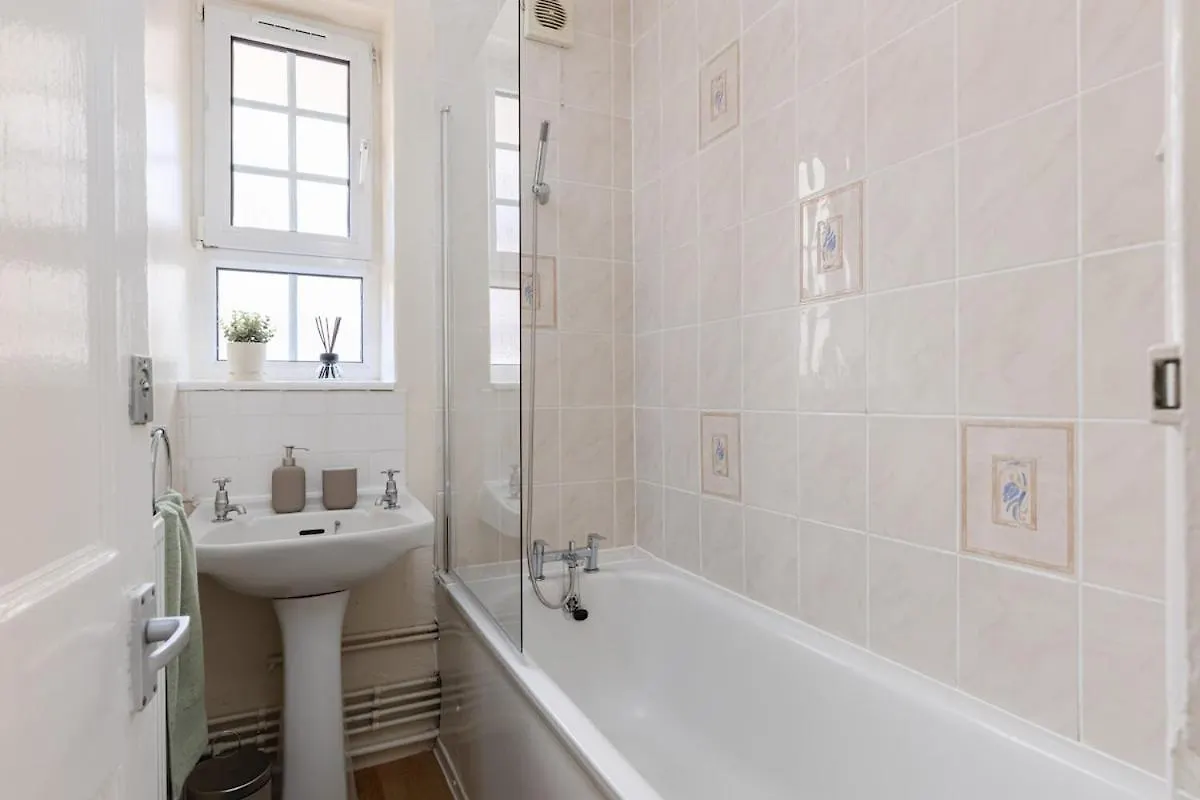 Zone 2 Central Cosy Apartment London United Kingdom